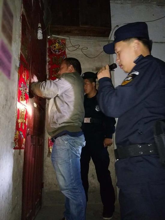 天水粗心妈妈误将幼女锁家中 